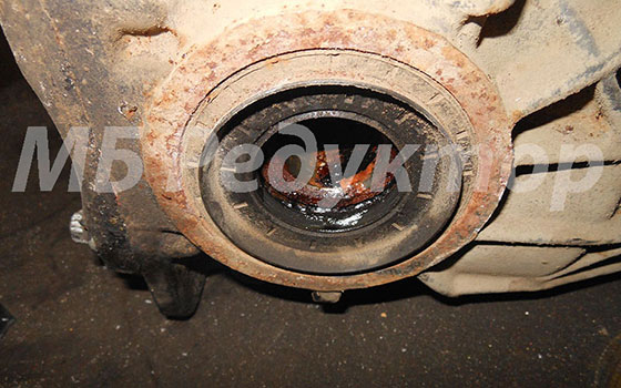 Течь сальника редуктора Мерседес